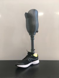 Prothese-tibiale-avec-emboiture-3D-et-valve-de-depressurisation.-Customisation-integrale-carbone Prothese tibiale avec emboiture 3D et valve de depressurisation. Customisation integrale carbone